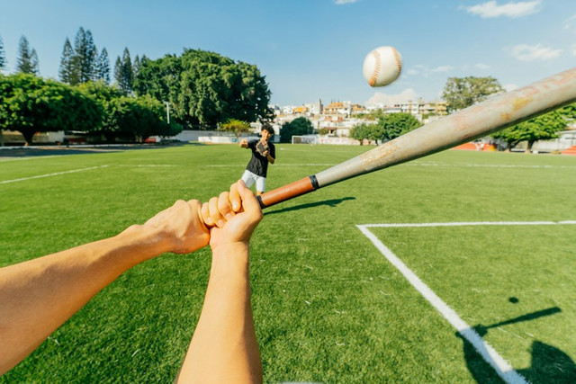 Ilustrasi Bagaimana Cara Mematikan Lawan dalam Permainan Rounders, Foto:Unsplash/Jonathan Castañeda