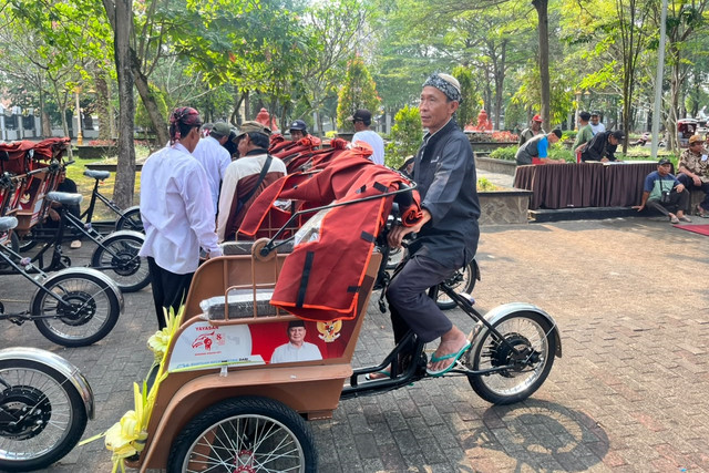 Tukang becak di Purwakarta mendapat bantuan dari Presiden Prabowo Subianto, Kamis (1/10/2026). Foto: kumparan