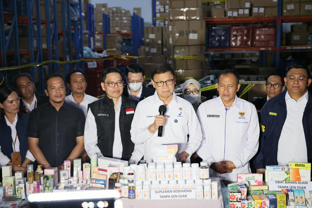 BPOM geledah gudang di Tangerang dan temukan ribuan kosmetik ilegal. Foto: Humas BPOM