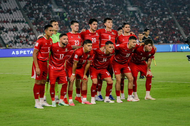 Pemain Timnas Indonesia foto bersama sebelum melawan Timnas Bangladesh pada pertandingan penyisihan Grup A FIFA ASEAN Cup 2026 di Stadion Utama Gelora Bung Karno (SUGBK), Senayan, Jakarta, Kamis (1/10/2026). Foto: Jamal Ramadhan/kumparan
