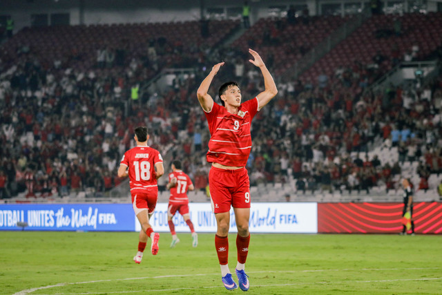Selebrasi pemain Timnas Indonesia Mitchell Baker usai mencetak gol ke gawang Timnas Bangladesh pada pertandingan penyisihan Grup A FIFA ASEAN Cup 2026 di Stadion Utama Gelora Bung Karno (SUGBK), Senayan, Jakarta, Kamis (1/10/2026). Foto: Jamal Ramadhan/kumparan