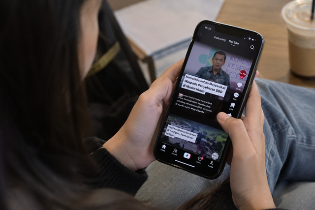Ilustrasi budaya scrolling TikTok dan FYP. (Sumber foto: Pexels)