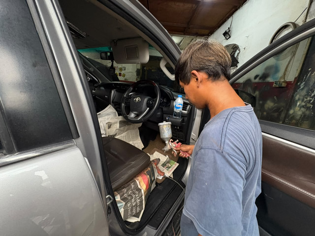 Proses cat jok mobil di Imam Garage/Lotus Car, Mampang Prapatan, Jakarta Selatan. Foto: Alvian Yoga Yulianto/kumparan