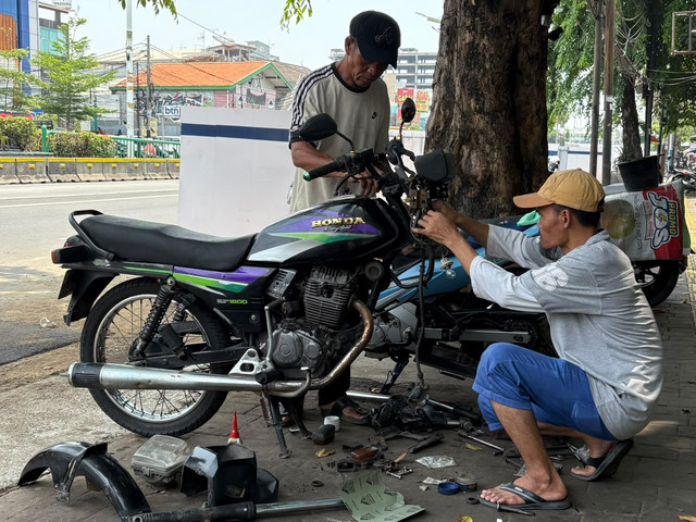 Restorasi Honda GL Pro Neo Tech 1998 di Otista, Jakarta Timur. Foto: Alvian Yoga Yulianto/kumparan