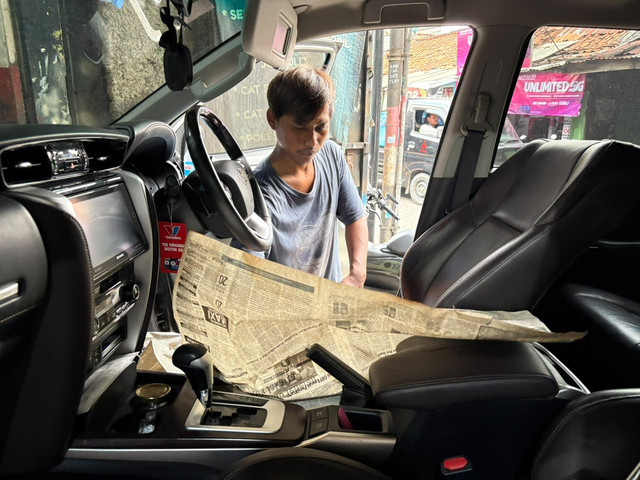 Proses cat jok mobil di Imam Garage/Lotus Car, Mampang Prapatan, Jakarta Selatan. Foto: Alvian Yoga Yulianto/kumparan