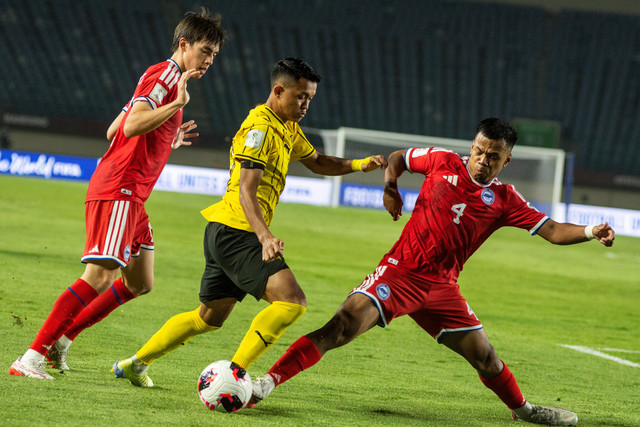 Pemain Timnas Malaysia Aiman Arif berusaha melewati pemain Timnas Singapura pada pertandingan Grup A FIFA ASEAN CUP 2026 di stadion Si Jalak Harupat, Kabupaten Bandung, Jawa Barat, Kamis (1/10/2026). Foto: Novrian Arbi/ANTARA FOTO