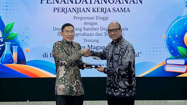 Wakil Rektor V UMS Prof. Supriyono, S.T., M.T., Ph.D. bersama Deputi Bidang Sumber Daya Manusia Ilmu Pengetahuan dan Teknologi Prof. Edy Giri Rachman Putra, Ph.D. Dok Humas UMS