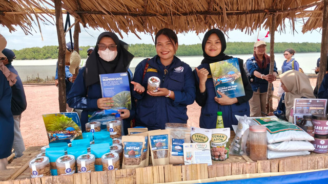 Anggota TEP IPB University sedang mamerkan produk sagu hasil pendampingan ke masyarakat lokal. (Foto: Patriotdwitrap.id) 