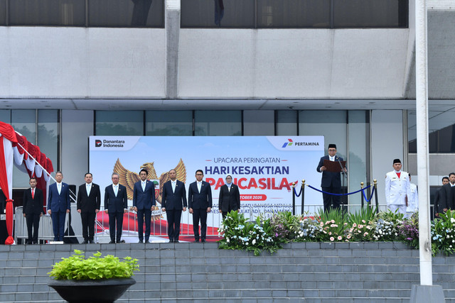 Wakil Direktur Utama Pertamina, Oki Muraza (kanan) saat menjadi pembina upacara peringatan Hari Kesaktian Pancasila di Kantor Pusat Pertamina, Jakarta pada Kamis (1/10/2026). Foto: Dok. Pertamina