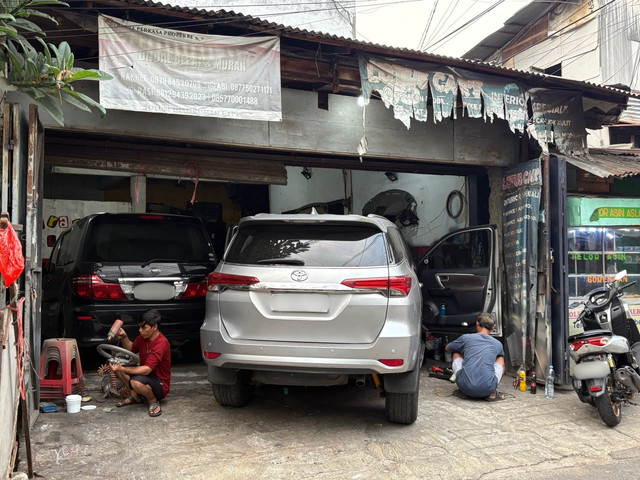 Bengkel interior Imam Garage/Lotus Car di Mampang Prapatan, Jakarta Selatan. Foto: Alvian Yoga Yulianto/kumparan