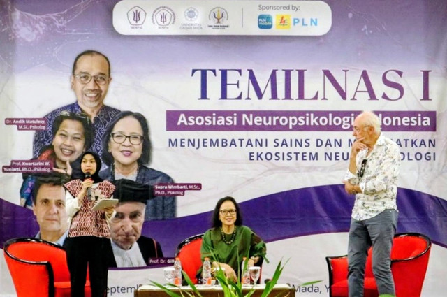 Foto: Prof. Em. Gilles van Luijtelaar, Ph.D (kanan) bersama Ibu Supra Wimbarti, M.Sc., Ph.D., Psikolog (tengah) pada sesi pleno TEMILNAS I Asosiasi Neuropsikologi Indonesia di Universitas Gadjah Mada, Yogyakarta. (Dok. Panitia TEMILNAS I ANI dengan izin publikasi)