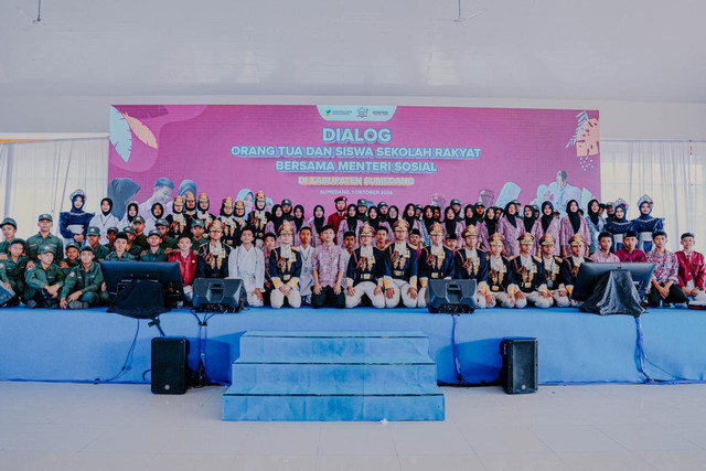 Acara Dialog Orang Tua dan Siswa Sekolah Rakyat bersama Menteri Sosial Saifullah Yusuf (Gus Ipul) di Sekolah Rakyat Kabupaten Sumedang, Jawa Barat, Kamis (1/10/2026). Foto: Dok. Kemensos