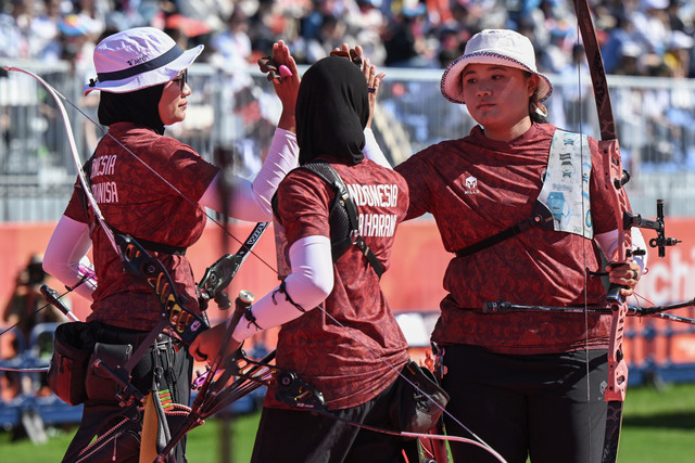 Pemanah Indonesia melakukan tos saat bertanding melawan tim panahan China pada perebutan medali perunggu recurve beregu putri Asian Games 2026 di Okazaki Chuo Sogo Park Multipurpose, Okazaki, Aichi, Jepang, Jumat (2/10/2026). Foto: Fauzan/ANTARA FOTO