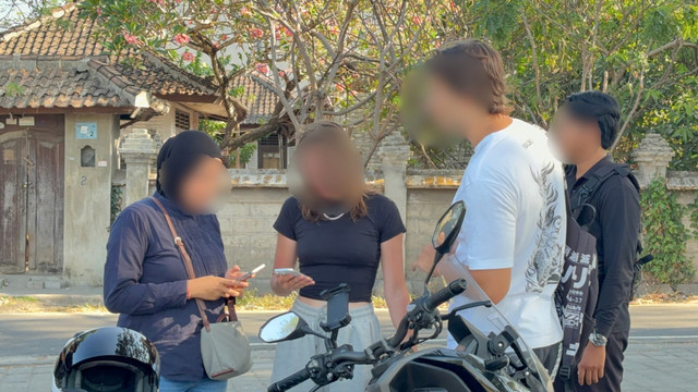 Imigrasi Denpasar menciduk WNA yang menjadi pelatih berkendara sepeda motor ilegal bagi sesama WNA di Serangan, Denpasar. Foto: Dok. Imigrasi Denpasar