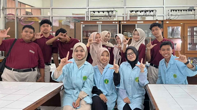 Siswa MA Muhammadiyah Limpung saat praktikum di UMS. Foto Dok Istimewa