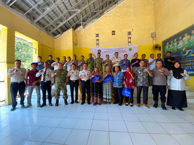 Foto bersama perjanjian kerjasama (Doc : Humas Rutan Barru)