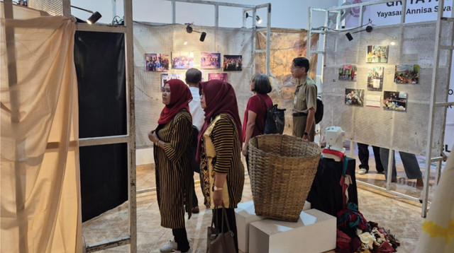 Gelaran pemeran "Lintas Waktu", dalam rangka ulang tahun ke-44 Yayasan YASANTI, Selasa (29/9). Foto: Dok. Istimewa.