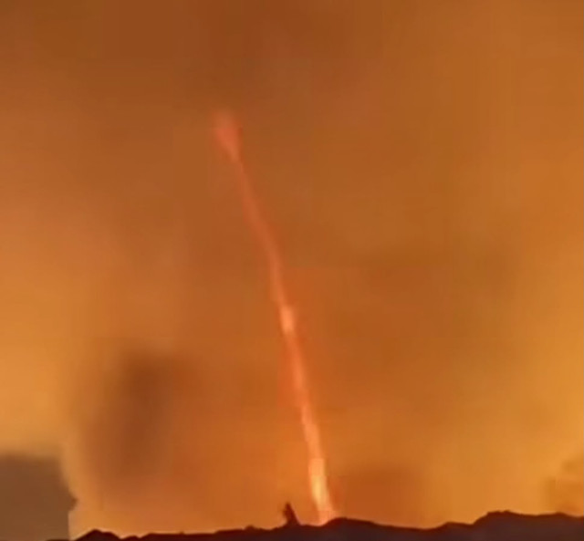 Fenomena tornado api atau fire whirl muncul saat kebakaran hebat melanda TPA Jatibarang, Semarang, Rabu (30/9/2026). Foto: Dok. Istimewa