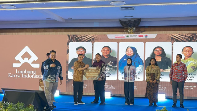 Penghargaan diberikan langsung oleh Gubernur Jateng, Ahmad Luthfi kepada Kalapas Nirbaya sebagai peraih penghargaan Best Innovation and Transformation.