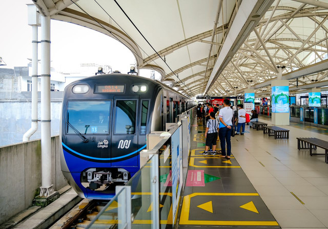 Ilustrasi membahas 21 golongan yang gratis naik Transjakarta, MRT, dan LRT. Foto: Pexels
