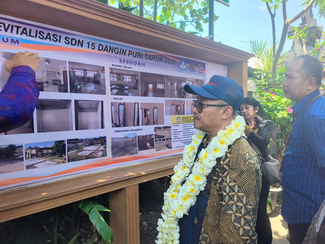 Menteri Pendidikan Dasar dan Menengah, Abdul Mu'ti, ketika mengunjungi SDN 15 Dangin Puri, Denpasar, Jumat (2/10). Foto: Sandra Gisela/kumparan