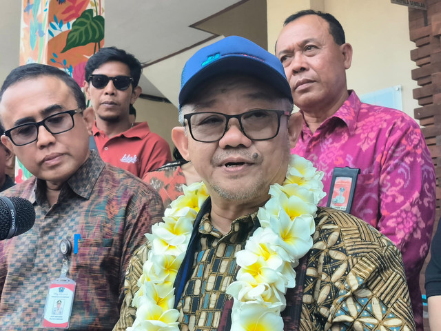 Menteri Pendidikan Dasar dan Menengah, Abdul Mu'ti, ketika mengunjungi SDN 15 Dangin Puri, Denpasar, Jumat (2/10). Foto: Sandra Gisela/kumparan