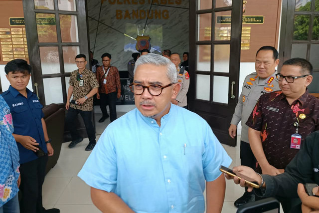 Wali Kota Bandung Muhammad Farhan saat memberikan keterangan usai konferensi pers di Polrestabes Bandung, Jumat (2/10/2026). Foto: Abisatya/kumparan