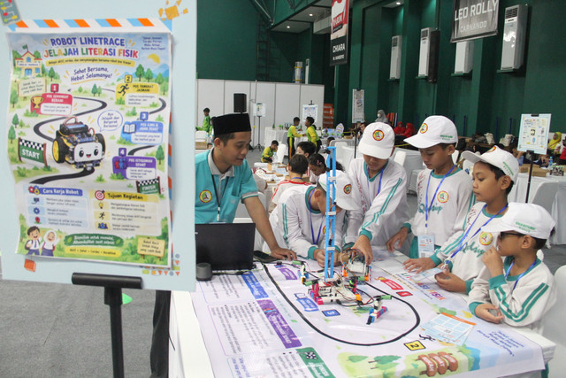 Siswa MI Qudsiyyah Kudus mengikuti Festival Berpikir Komputasional di GOR Djarum Jati, Kudus, Jawa Tengah bulan lalu.  Foto: Vega Ma'arijil Ula/kumparan