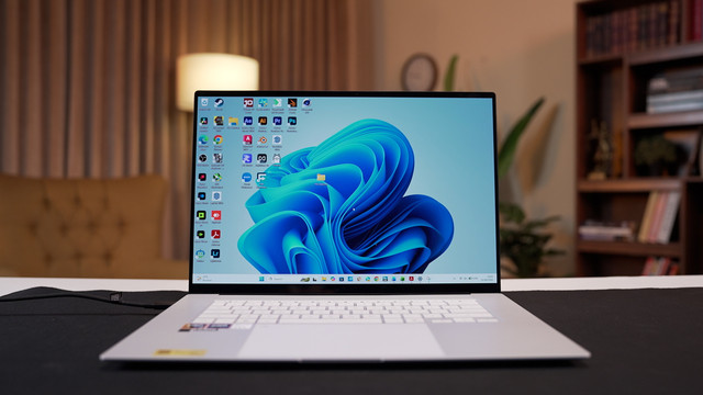 Laptop ASUS Zenbook S16 dengan AMD Ryzen™ AI 9 465. Foto: kumparan Video