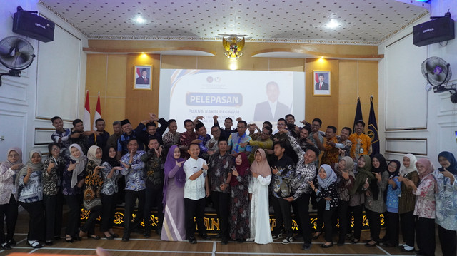 Momen foto bersama pelepasan Bapak Septika Danusatmojo 