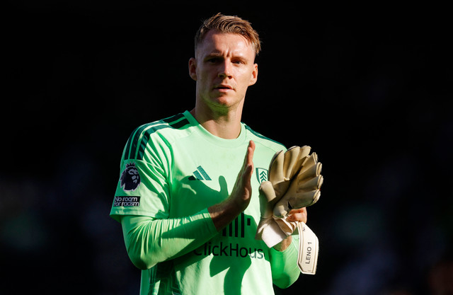 Bernd Leno memberikan apresiasi kepada para penggemar setelah pertandingan Fulham melawan Crystal Palace. Foto: Andrew Couldridge/REUTERS