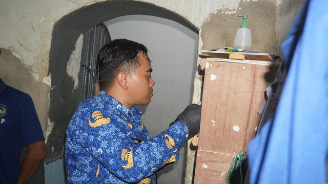 Petugas melakukan penggeledahan di blok hunian. Foto: Dok. Rutan Magetan