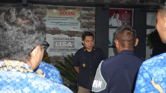 Ka. KPR, Andy Sulistiawan memberikan arahan kepada petugas. Foto: Dok. Rutan Magetan