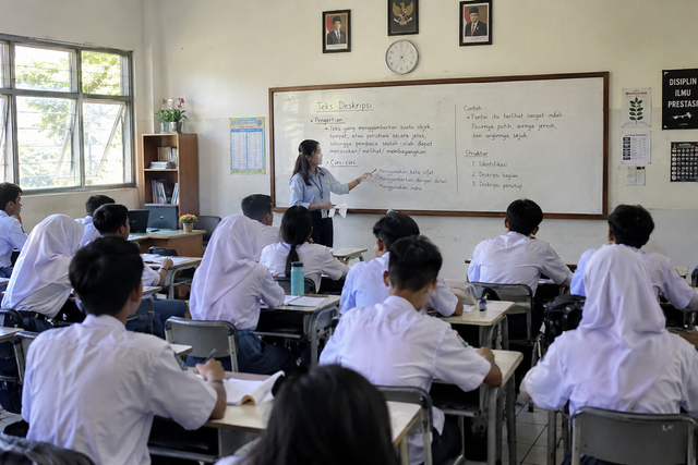 Guru menjelaskan materi kepada siswa dalam kegiatan pembelajaran di kelas. Sumber foto: Ilustrasi AI.