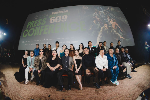 Para cast film Warga Rusun 609 berfoto bersama usai konferensi pers. Foto: Dok. Istimewa