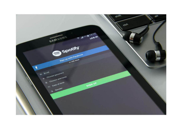 Ilustrasi perangkat digital menampilkan layanan Spotify sebagai contoh aplikasi streaming yang dapat digunakan melalui langganan (Sumber foto: AS Photography/Pexels)