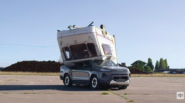 Percobaan Toyota Hilux BEV yang dihantam dari atas menggunakan karavan. Foto: YouTube/ Toyota UK