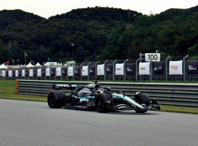 Mobil Mercedes-AMG PETRONAS melaju di lintasan Formula 1. Sumber: Unsplash