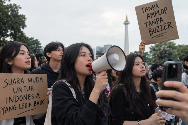 Ilustrasi: Foto demonstrasi anak muda dalam menyampaikan aspirasi demokrasi. Dibuat menggunakan AI.