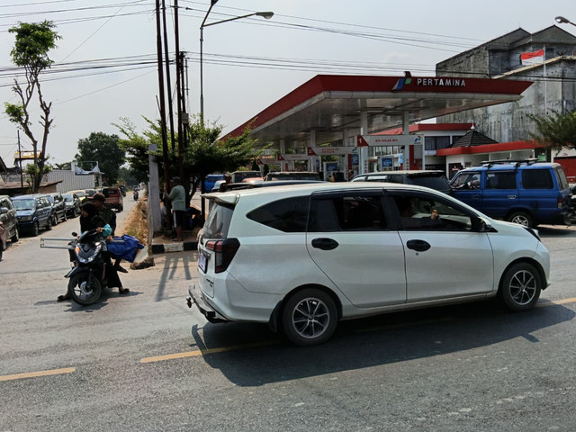 Antrean kendaraan di salah satu SPBU di Kecamatan Way Jepara, Lampung Timur, pada 2 Oktober 2026. Kondisi antrean terlihat memanjang hingga mengganggu ruang jalan. Foto: Dokumentasi pribadi.