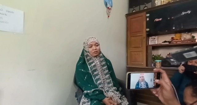 Diah Indriyanti memberikan keterangan kepada awak media usai putranya menjadi korban bullying kakak kelas di SDN 1 Kebondalem, Pemalang.  Foto: Dok. Istimewa