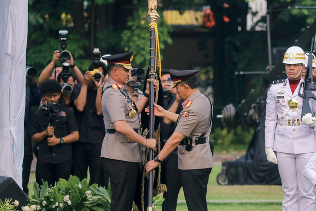 Jenderal Listyo Sigit Prabowo menyerahkan panji Tribrata kepada Jenderal Suyudi Ario Seto dalam upacara tradisi penyerahan panji-panji Polri di Lapangan Bhayangkara, Mabes Polri, Jakarta Selatan, Jumat (2/10/2026). Foto: Jamal Ramadhan/kumparan