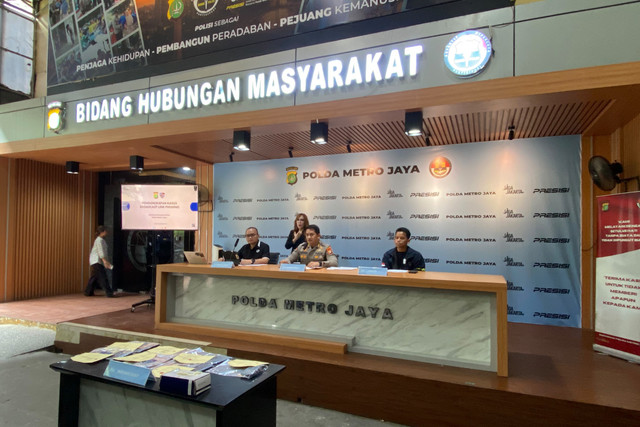 Konferensi pers pengungkapan kasus broadcast link phishing di Polda Metro Jaya, Jakarta, Jumat (2/10/2026). Foto: Aditya Nugraha/kumparan