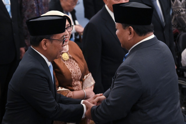 Presiden Prabowo Subianto (kanan) menyalami pejabat baru Ketua Dewan Pertimbangan Presiden Pratikno usai pelantikan di Istana Negara, Jakarta, Jumat (2/1/2026). Foto: Bayu Pratama S/ANTARA FOTO