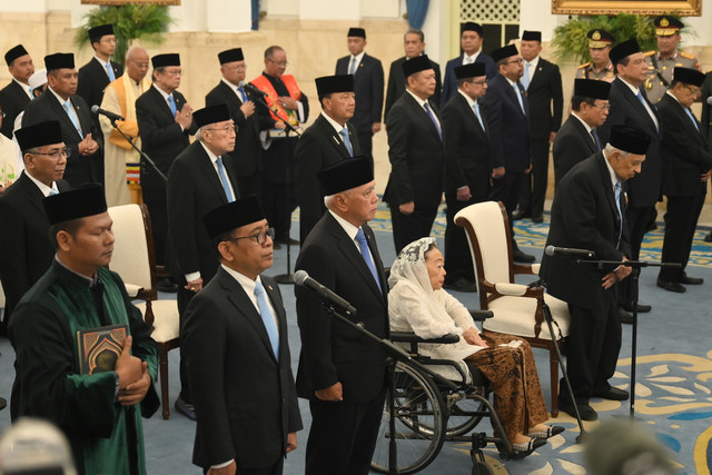 Pejabat baru Ketua Dewan Pertimbangan Presiden Pratikno (kedua kiri), Wakil Ketua Hatta Rajasa (ketiga kiri) serta para anggota mengikuti pelantikan yang dipimpin Presiden Prabowo Subianto di Istana Negara, Jakarta, Jumat (2/1/2026). Foto: Bayu Pratama S/ANTARA FOTO