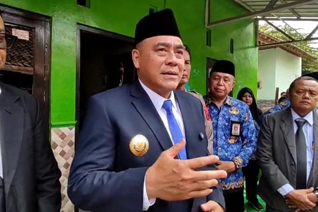 Plt Bupati Pemalang Nurkholes memberikan keterangan kejadian bullying yang terjadi di SDN 1 Kebondalem, Pemalang. Foto: Dok. Istimewa