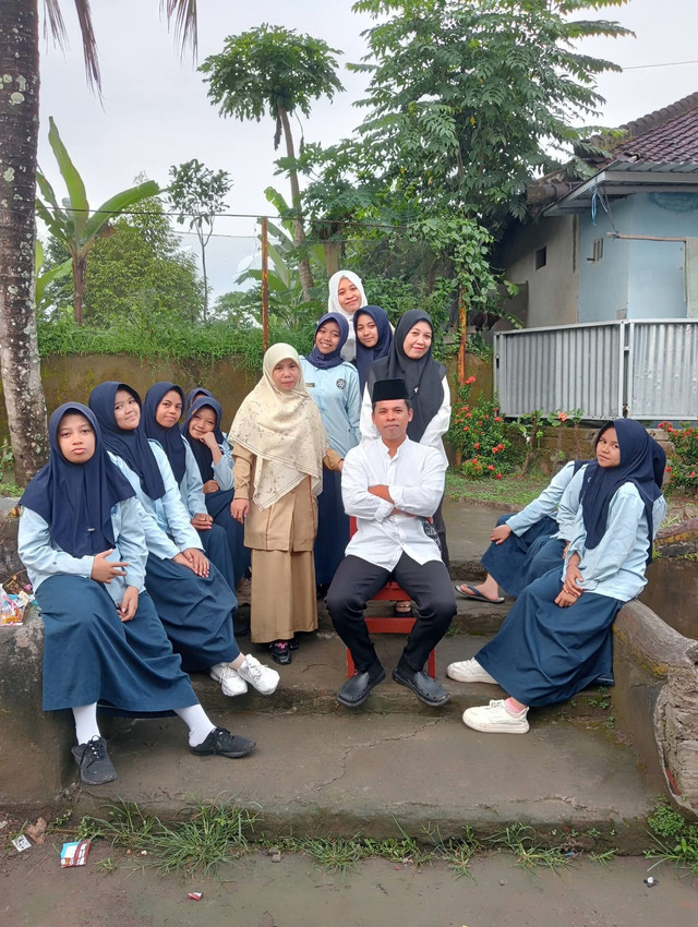 Foto M. Sahrozzi bersama dengan siswi SMP SAINS Lombok Islamic School