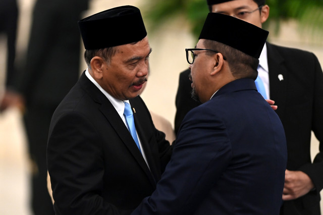 Pejabat baru Kepala Badan Komunikasi Pemerintah (Bakom) Syahganda Nainggolan (kiri) mendapat ucapan selamat dari pejabat lama Muhammad Qodari usai dilantik Presiden Prabowo Subianto di Istana Negara, Jakarta, Jumat (2/1/2026). Foto: Bayu Pratama S/ANTARA FOTO