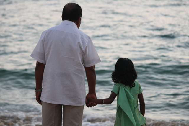 potret seorang anak yang selalu butuh pegangan ayah (sumber : paxels)