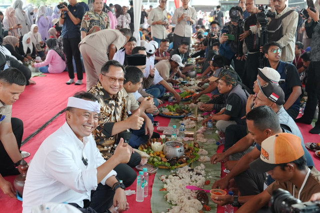 Mendagri Tito Karnavian dan Menteri PKP "ngariung" santap sajian nasi liwet di Pasar Citeko, Kecamatan Plered, Kabupaten Purwakarta, Jawa Barat, pada Jumat (2/10/2026). Foto: Dok. Kemendagri